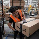 22mai2025---trabalhadora-manuseia-caixa-com-logotipo-da-amazon-em-instalacao-da-empresa-em-tepotzotlan-no-mexico-1769686878287_v2_900x506