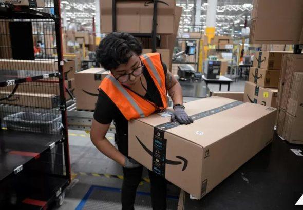 22mai2025---trabalhadora-manuseia-caixa-com-logotipo-da-amazon-em-instalacao-da-empresa-em-tepotzotlan-no-mexico-1769686878287_v2_900x506